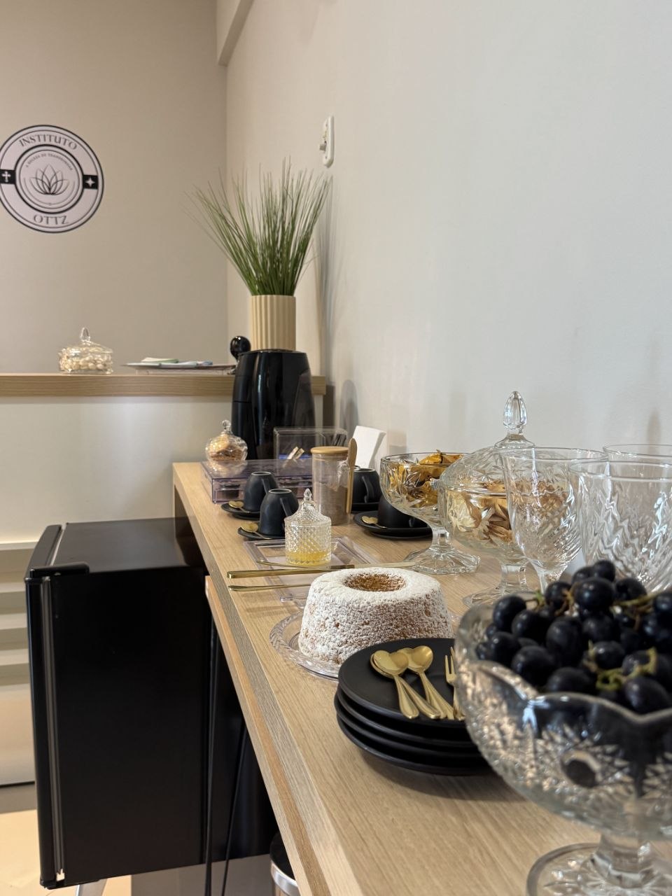 Recepção do Instituto Ottz com mesa de acolhimento preparada
